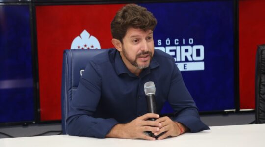 O técnico Tcheco deixa a Chapecoense