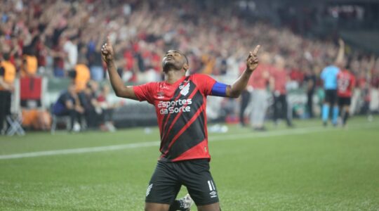 Nikão comemora em Athletico x Juventude