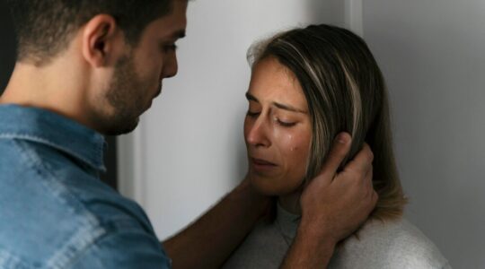 homem-e-mulher-brigando-em-casa_23-2148954488