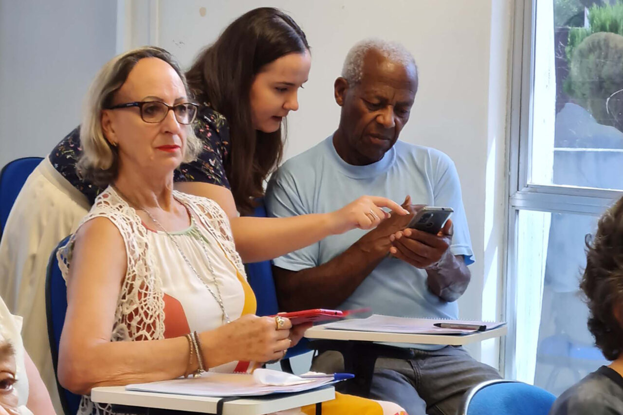 Curso de smartphone para idosos que aconteceu em fevereiro deste ano.