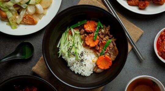 misture-a-carne-de-porco-frita-com-molho-coreano-em-fundo-escuro_1150-37953