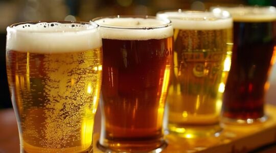 uma-fila-de-copos-de-cerveja-com-a-palavra-cerveja-na-parte-de-baixo_1177027-499