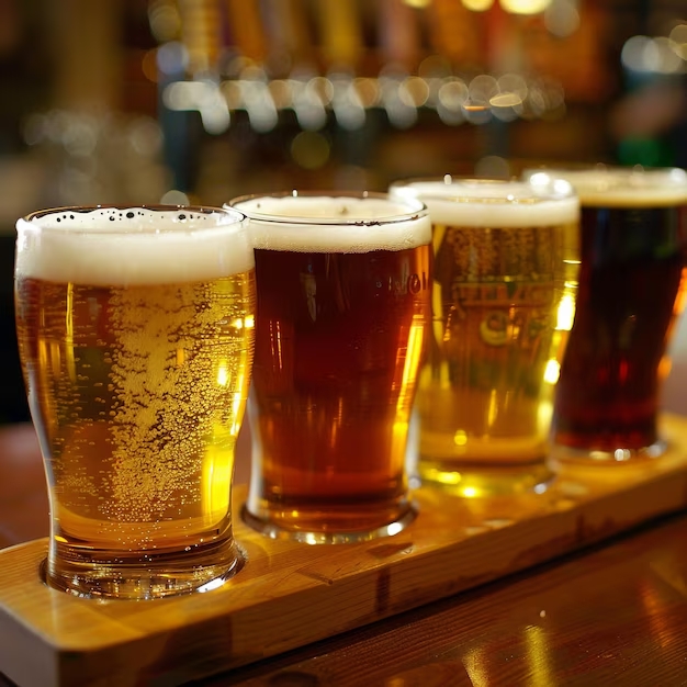 uma-fila-de-copos-de-cerveja-com-a-palavra-cerveja-na-parte-de-baixo_1177027-499