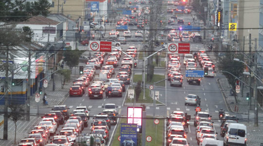 CARROS TRANSITO CONGESTIONAMENTO VISCONDE DE GUARAPUAVA