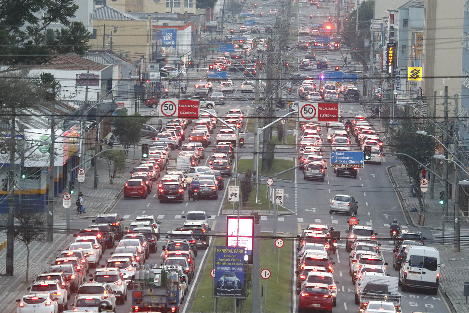 CARROS TRANSITO CONGESTIONAMENTO VISCONDE DE GUARAPUAVA