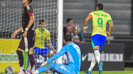 João Cruz e Vitor Roque comemoram gol contra o México