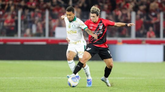 Athletico e Palmeiras: Canobbio e Marcos Rocha disputam lance na Ligga Arena