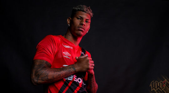 O zagueiro Marcos Victor é apresentado pelo Athletico