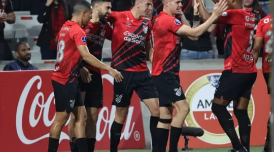 Fernandinho comemora gol com jogadores do Athletico: seleção do Brasileirão