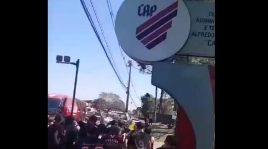 Torcida do Athletico protesta no CT do Caju