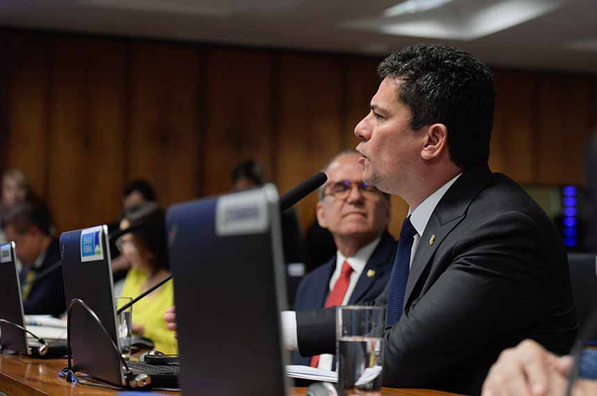 Moro na CAE suspensão X audiência pública