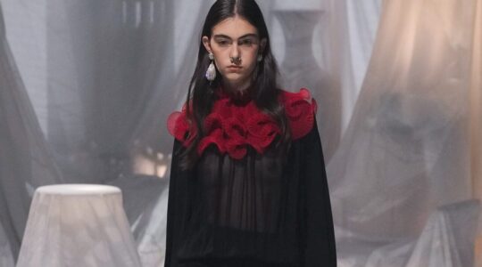 Valeria Goettert para Valentino 2024