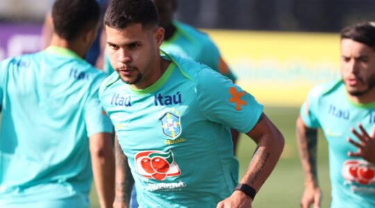 Bruno Guimarães, da seleção brasileira, treina em Curitiba, no CT do Caju