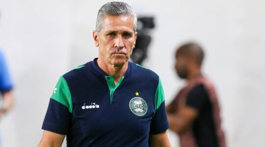 O técnico Jorginho, do Coritiba