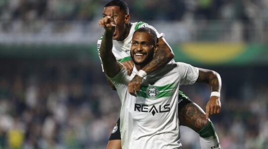 Júnior Brumado em Coritiba x Novorizontino, no Couto Pereira