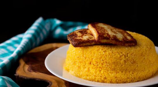 cuscuz-com-queijo-comida-tipica-nordestina-em-prato-branco_66339-441
