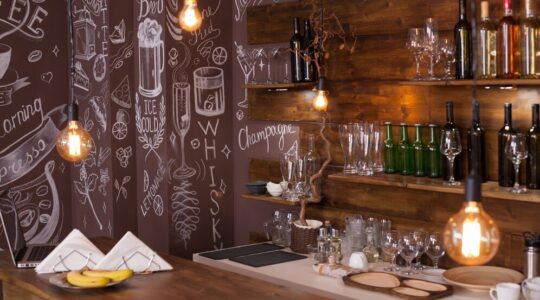 design-de-interiores-do-cafe-bar-vazio-com-desenho-artistico-na-parte-de-tras-garrafas-de-vinho-lampadas-penduradas-no-teto_482257-18253