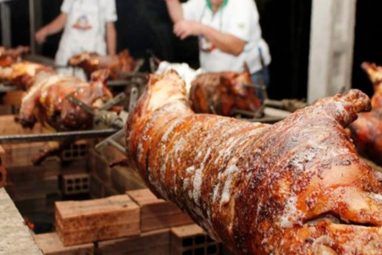 Toledo, na região Oeste do estado Festa Nacional do Porco no Rolete –