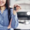 uma-jovem-pega-um-carro-no-centro-de-servico-do-carro-ela-esta-feliz-porque-o-trabalho-e-feito-perfeitamente_146671-13626