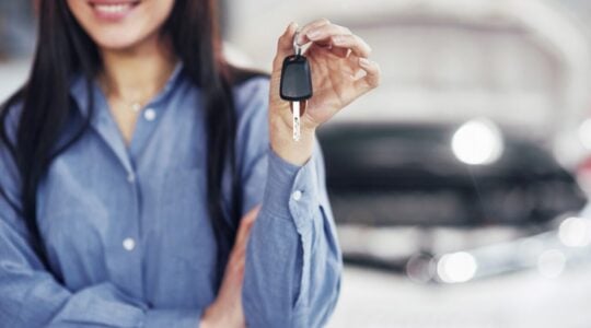 uma-jovem-pega-um-carro-no-centro-de-servico-do-carro-ela-esta-feliz-porque-o-trabalho-e-feito-perfeitamente_146671-13626
