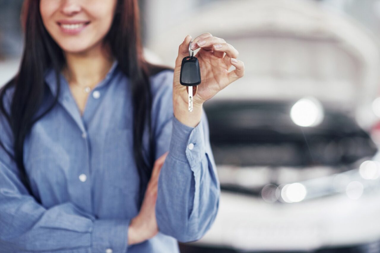 uma-jovem-pega-um-carro-no-centro-de-servico-do-carro-ela-esta-feliz-porque-o-trabalho-e-feito-perfeitamente_146671-13626