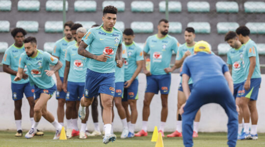 Igor Jesus em treino da seleção brasileira