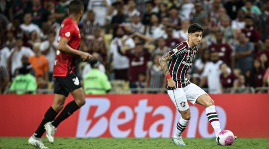 Madson observa Diogo em Fluminense x Athletico