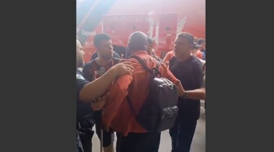 Paulo Miranda é cercado por torcedores do Athletico no aeroporto Afonso Pena