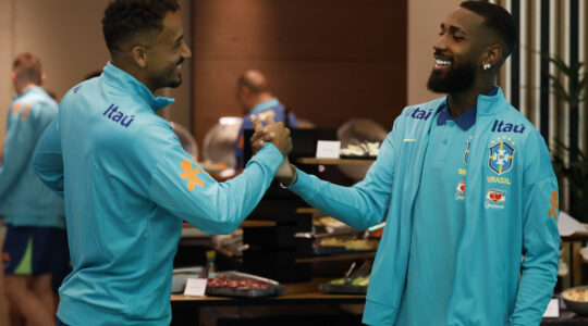 Danilo e Gerson na apresentação da seleção brasileira