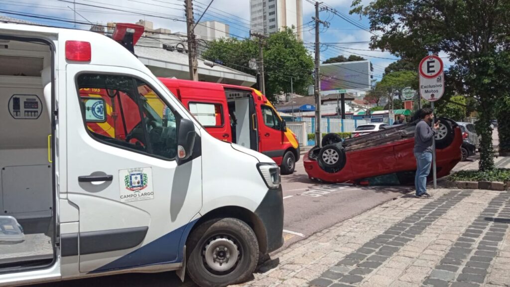 Ford Ka capotado na esquina da Rocha Pombo com a Barão de Guaraúna