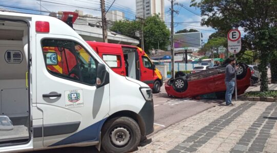 Ford Ka capotado na esquina da Rocha Pombo com a Barão de Guaraúna