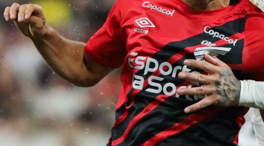 Casa de apostas Esportes da Sorte na camisa do Athletico