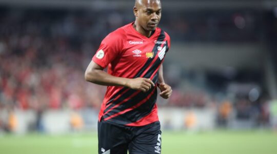 O volante Fernandinho: Athletico x Vitória