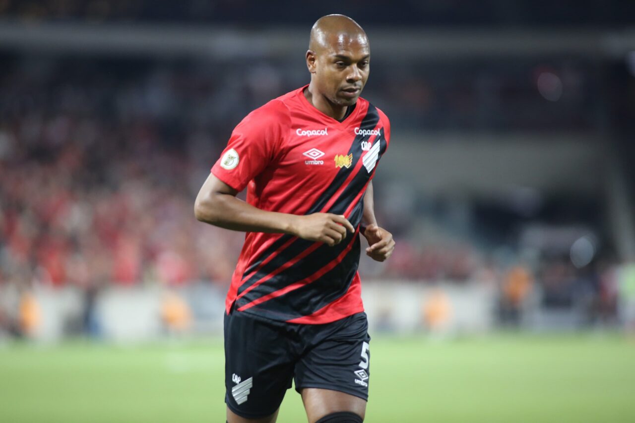 O volante Fernandinho: Athletico x Vitória