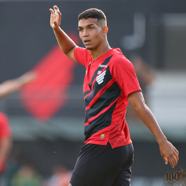 O zagueiro Arthur Dias, do Athletico