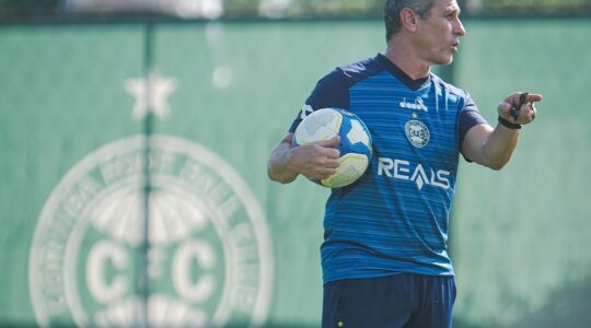 Jorginho comanda treino no Coritiba