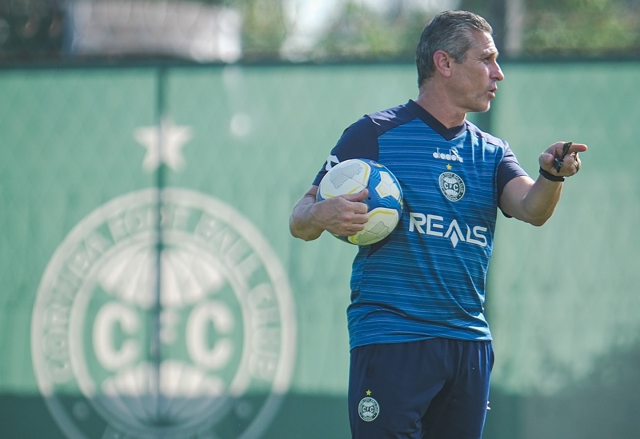 Jorginho comanda treino no Coritiba
