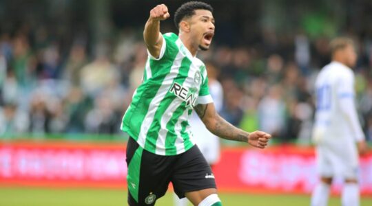 Lucas Ronier comemora gol pelo Coritiba