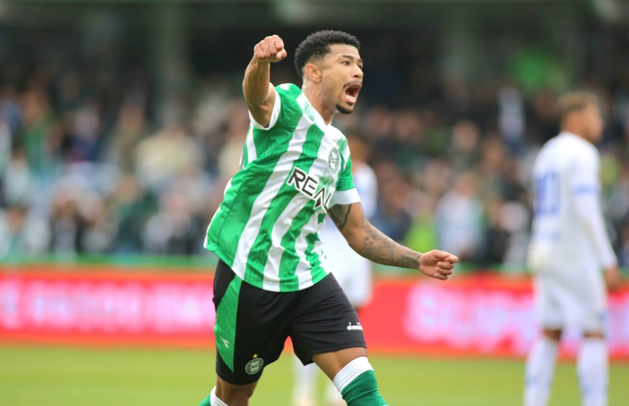 Lucas Ronier comemora gol pelo Coritiba