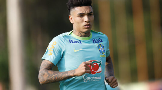 Igor Jesus em treino da seleção brasileira