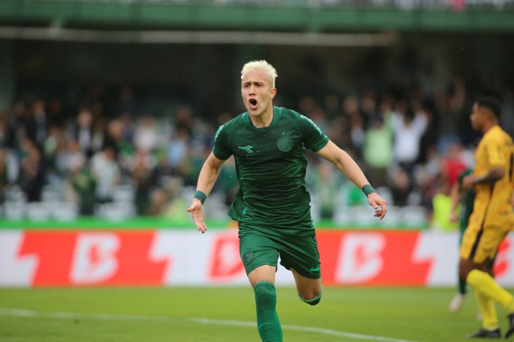 Matheus Frizzo comemora gol pelo Coritiba