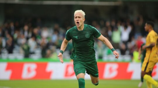 Matheus Frizzo comemora gol pelo Coritiba
