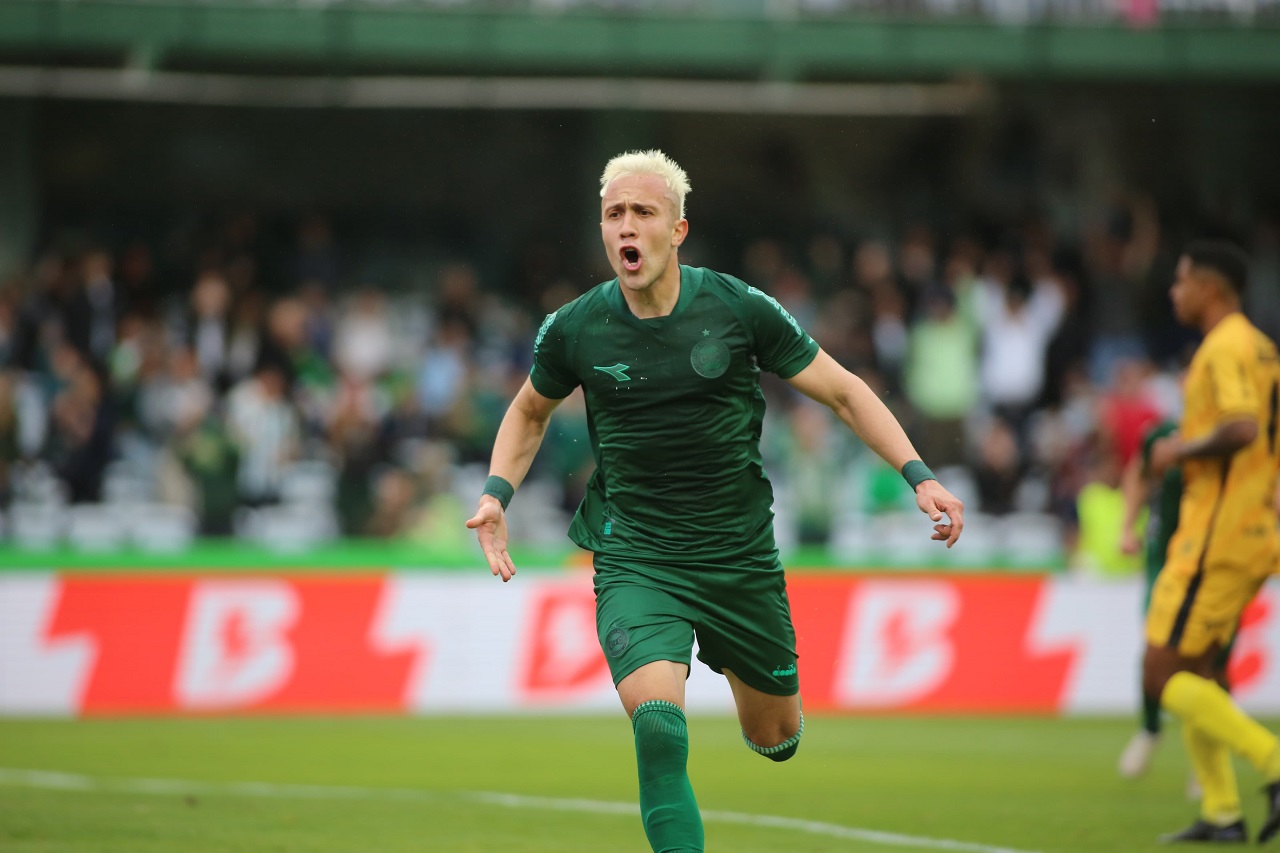 Matheus Frizzo comemora gol pelo Coritiba