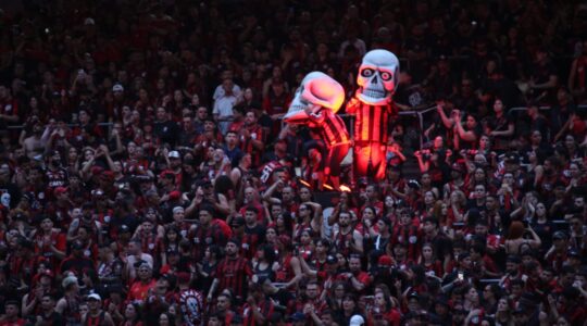 Torcida do Athletico na Ligga Arena
