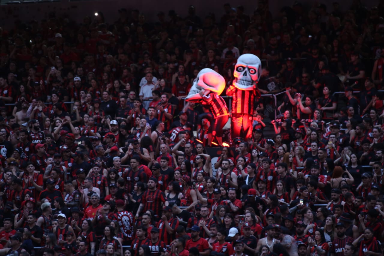 Torcida do Athletico na Ligga Arena