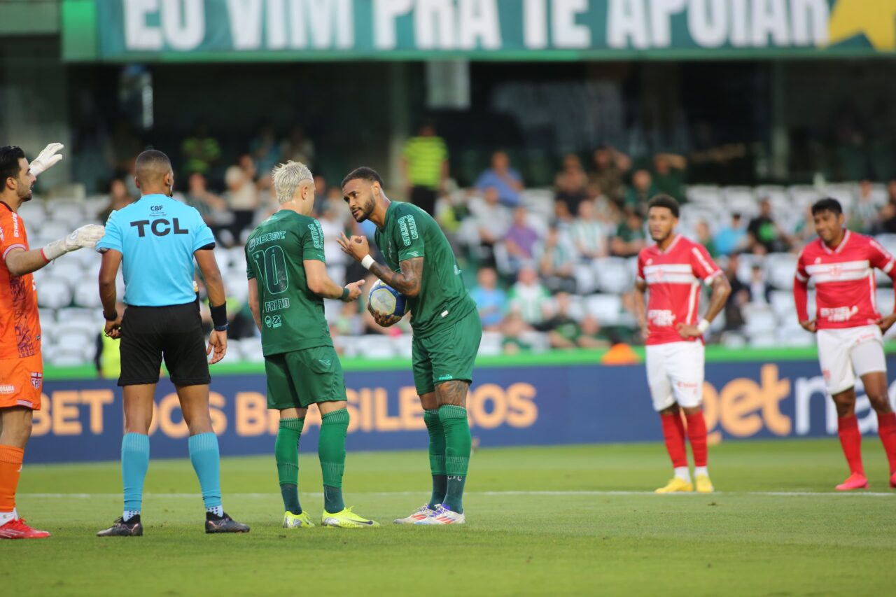 Frizzo e Brumado discutem sobre pênalti em Coritiba x CRB