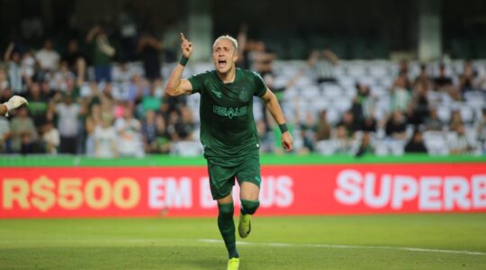 Matheus Frizzo comemora em Coritiba x CRB