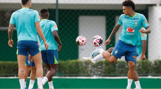 Igor Jesus em treino da seleção brasileira