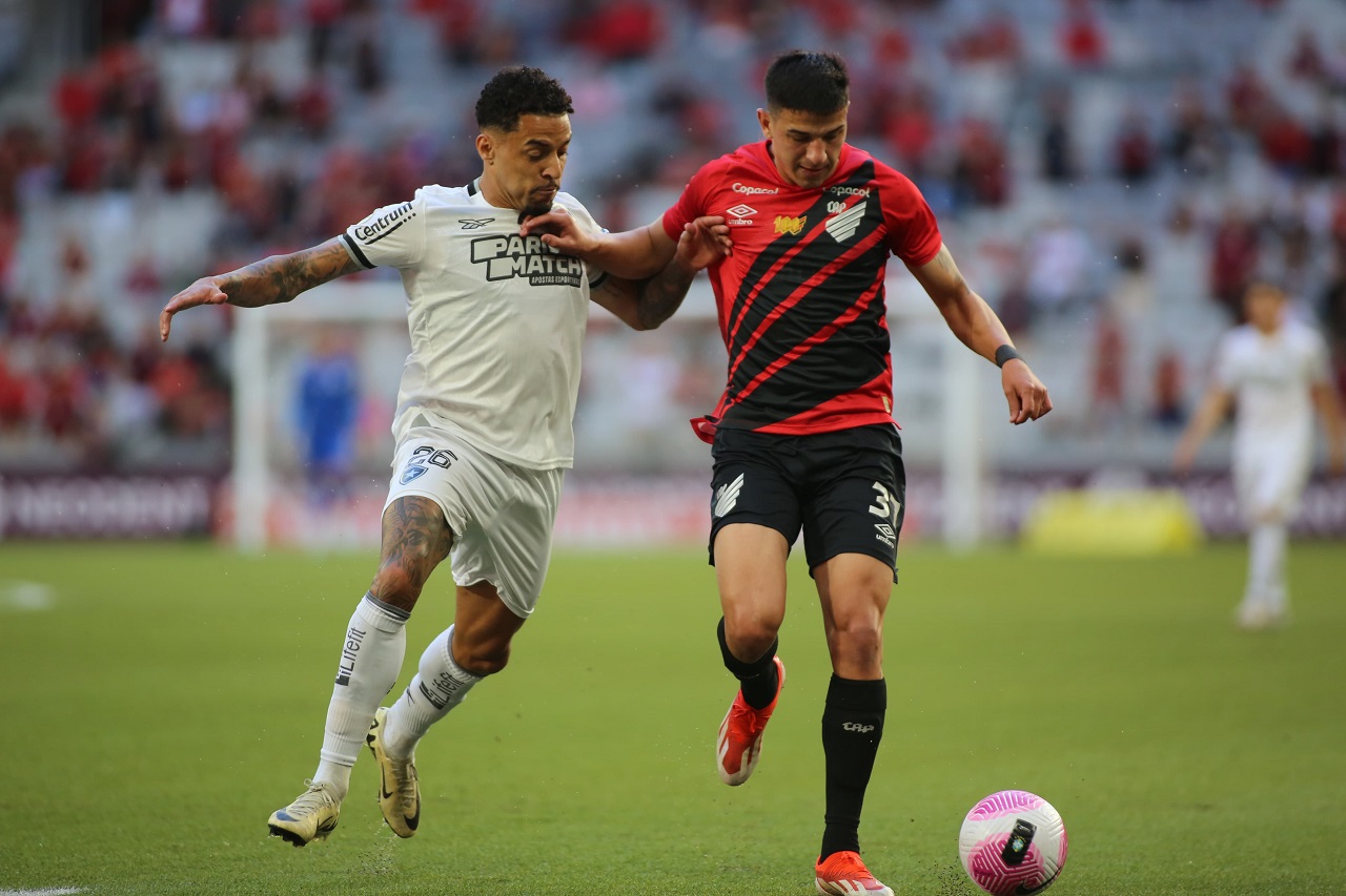 O lateral-esquerdo Lucas Esquivel, do Athletico: seleção do Brasileirão