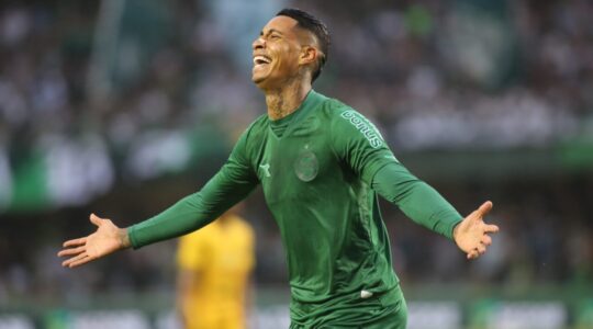 Alef Manga comemora gol contra o Amazonas